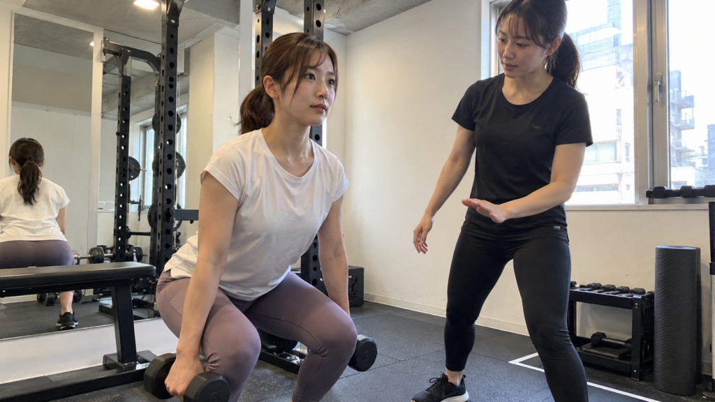 女性トレーナーからマンツーマン指導を受ける女性（イメージ）