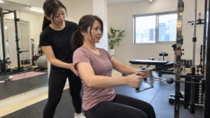 女性専用パーソナルジムでトレーナーの指導を受ける女性（イメージ）