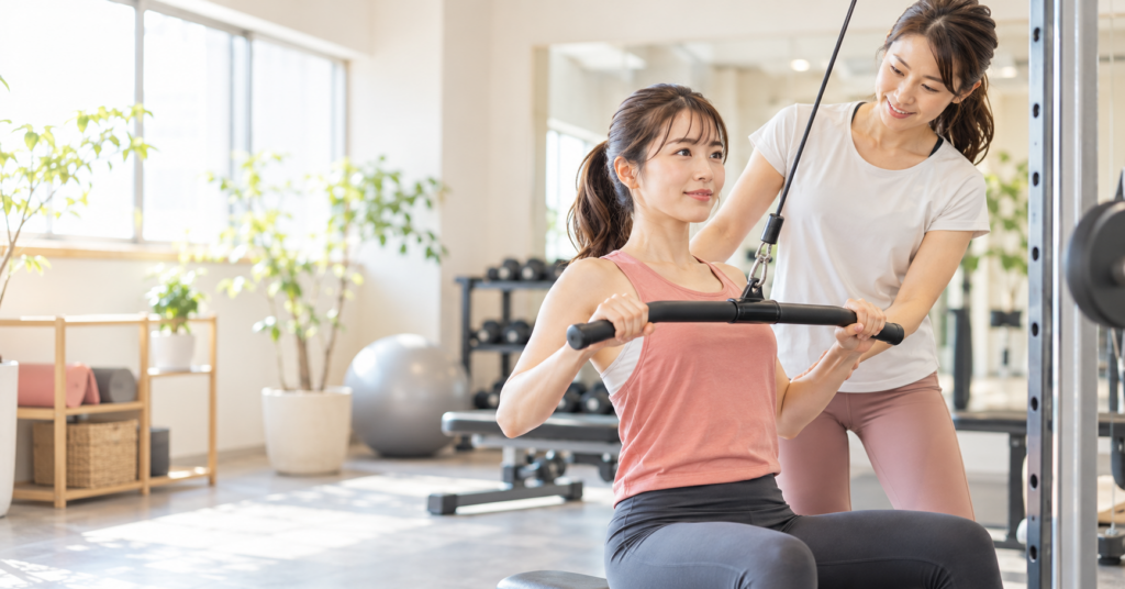 女性専用パーソナルジムでトレーナーの指導を受ける女性（イメージ）